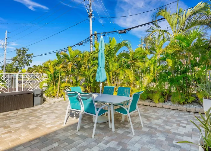 Apartment Clearwater #202 - Heated Pool - Steps To The Sand!
